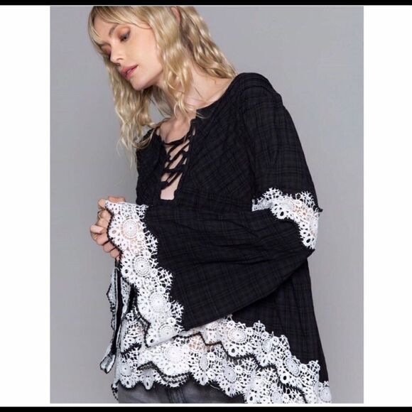 𝅺BABYDOLL Blouse with Bell Sleeves in Black - Picture 8 of 12